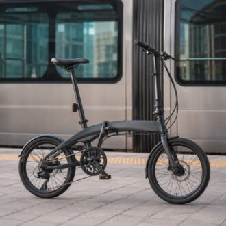 Compact folding bicycle shown beside a transit platform, featuring a foldable frame, small wheels and commuter-friendly design.